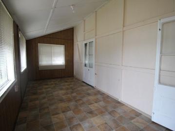 HUGE UPPER LEVEL UNIT
