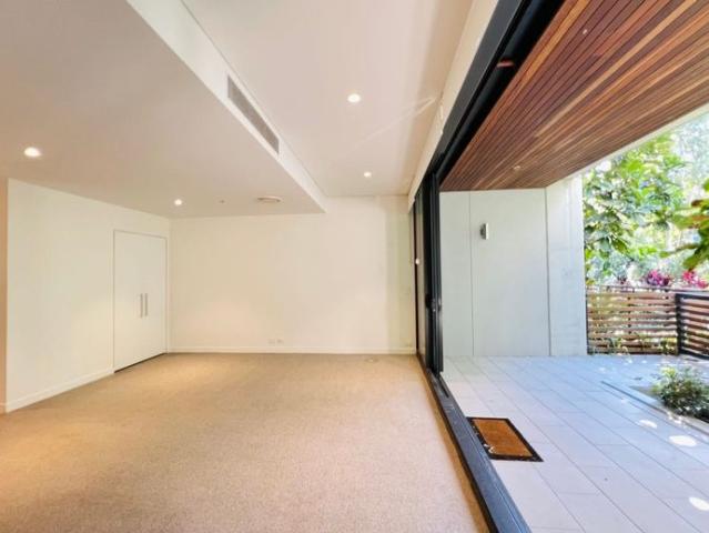 Huge Yard & Open Balcony & Double Balconies & Spacious & Quiet & Secure & Kitchen Island & Bathtub & 1 Min Walk to Metro