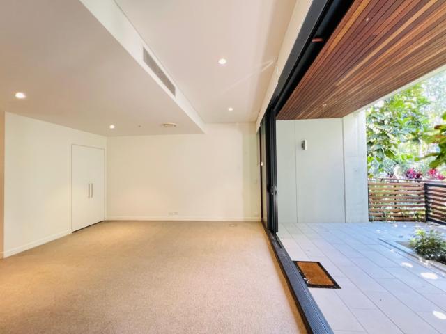 Huge Yard & Open Balcony & Double Balconies & Spacious & Quiet & Secure & Kitchen Island & Bathtub & 1 Min Walk to Metro