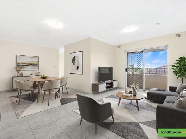 HUGE 131 SQM, TOP FLOOR APARTMENT WITH LOCK UP GARAGE