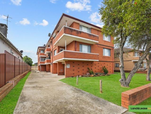 HUGE 131 SQM, TOP FLOOR APARTMENT WITH LOCK UP GARAGE