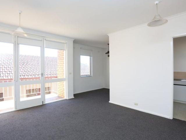 HUGE 2 BEDROOM APARTMENT