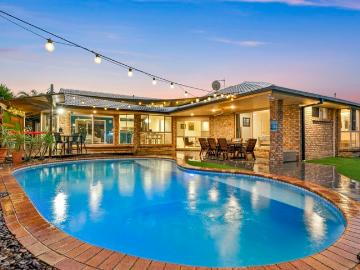 Lovely Family Home In Highly Desirable Cul De Sac
