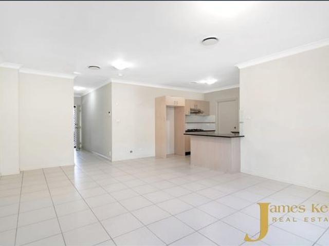 Huge 4 Bedroom Townhouse with Double Garage! AVAILABLE NOW!