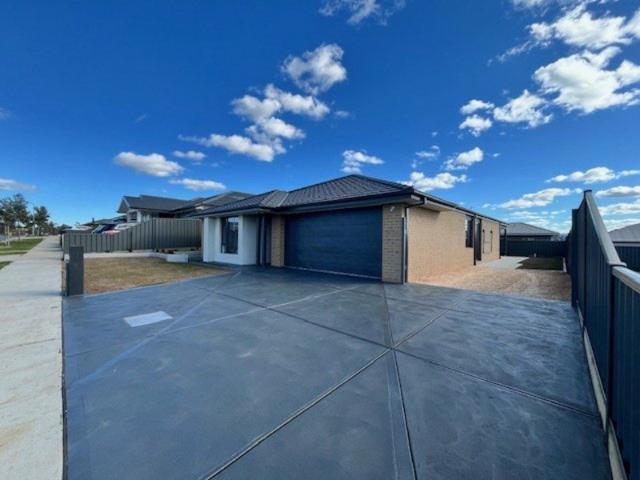 HUGE 4 Bedroom Family Home!