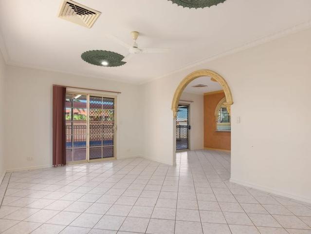 Huge 4 Bedroom family home with swimming pool