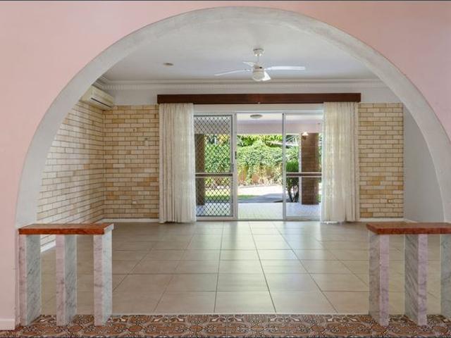 Huge 4 Bedroom House Close to All Amenities and Minutes from the Beach!