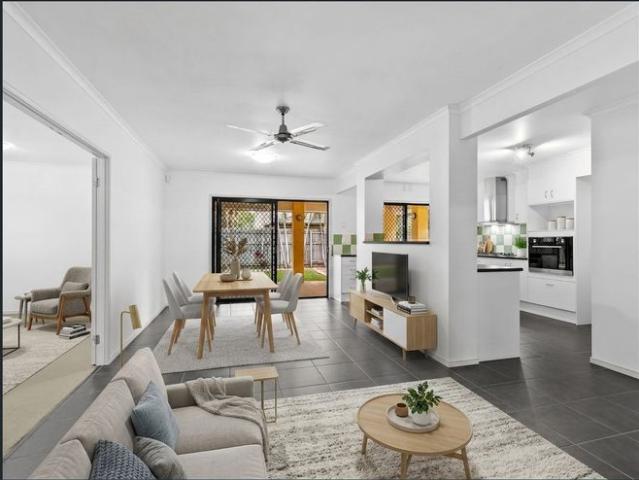 Huge 5 Bedroom Family Home with Pool