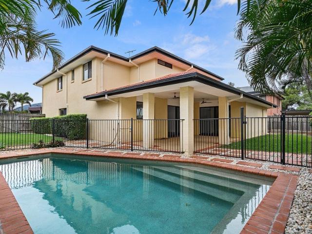 Huge 5 Bedroom Family Home with Pool