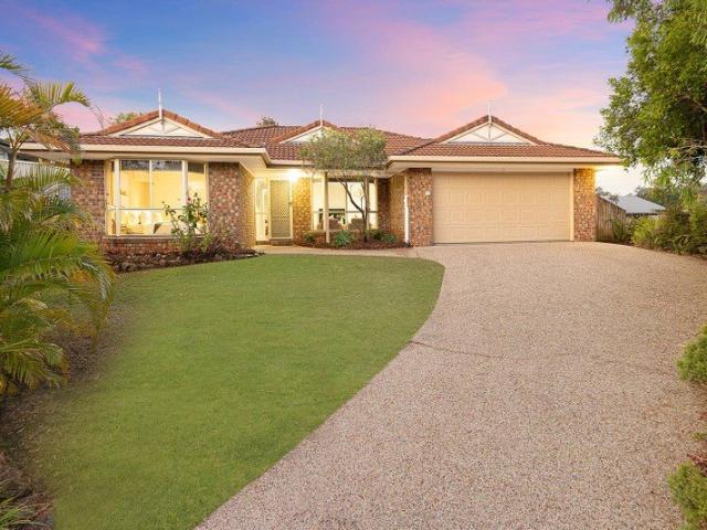 HUGE 5 BEDROOM FAMILY HOME WITH 3 LIVING AREAS