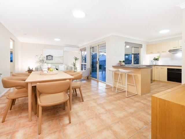 HUGE 5 BEDROOM FAMILY HOME WITH 3 LIVING AREAS