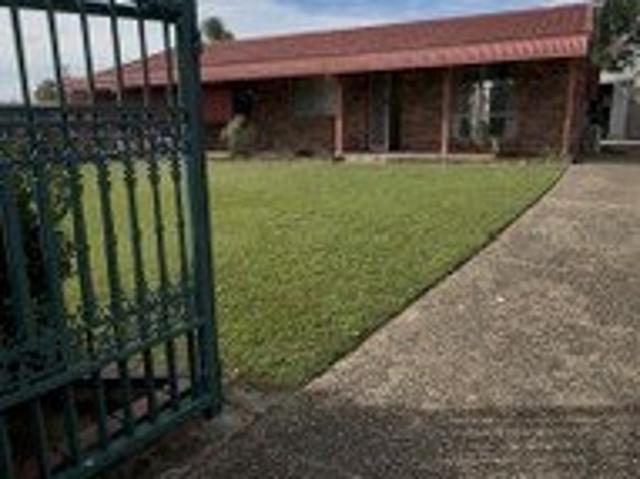 The Pool, the Shed, the Cul de Sac Crestmead's Best Value Lifestyle Block!