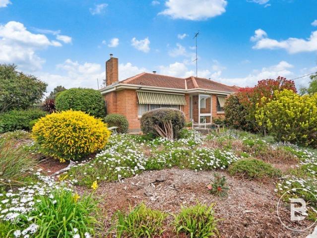 HUGE 905m2 approx. CORNER ALLOTMENT IN PRIME WENDOUREE LOCATION