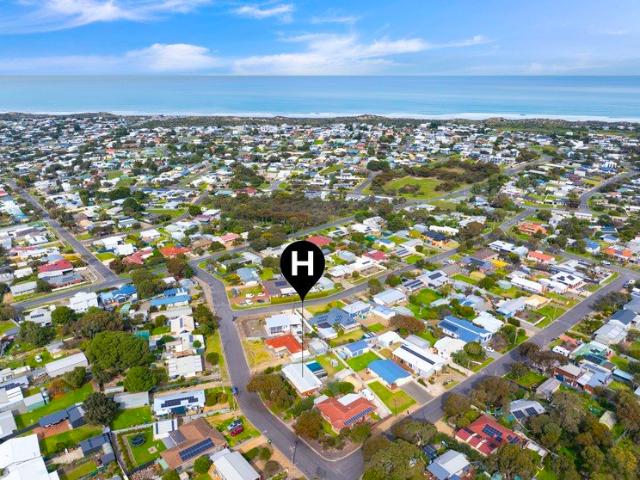 Huge 920sqm block! Dual driveways.
