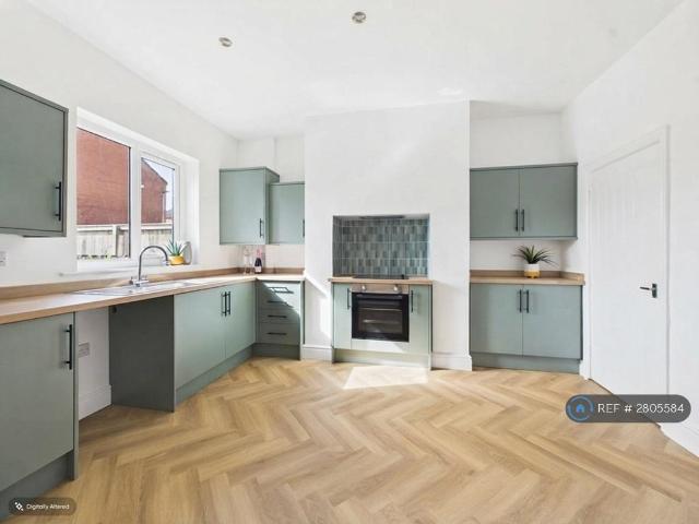 Hugh St, Castleford, WF10 2 bed terraced house to rent £899 pcm £207 pw