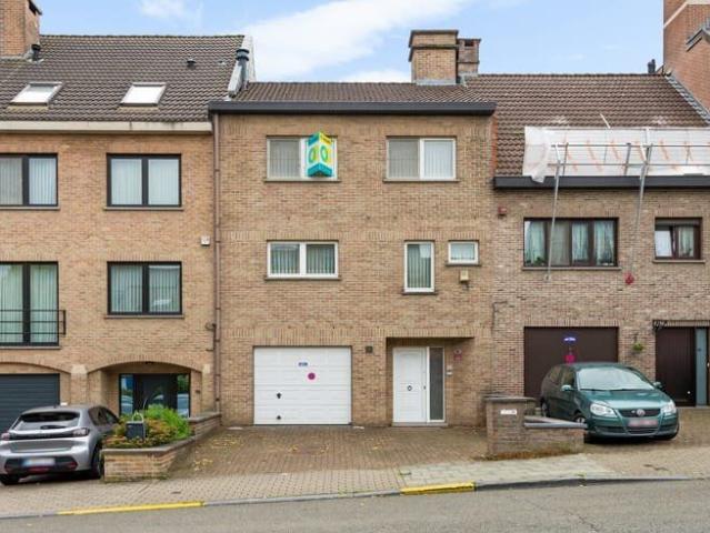 Huis met drie slaapkamers, tuin en garage