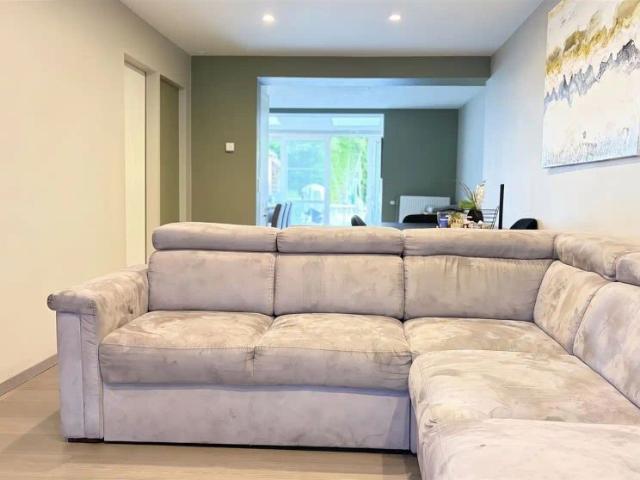 Huis met open leefruimte en tuin
