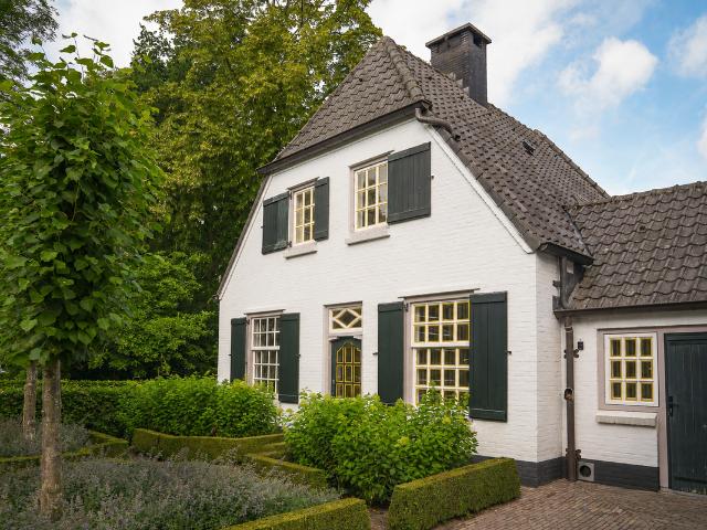 Huis te huur Dr. J. v.d. Mortellaan 3 in Oost West en Middelbeers voor € 2.500