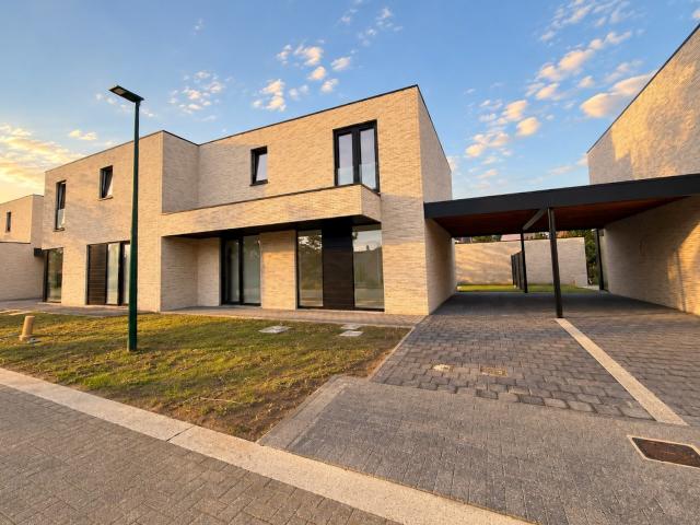 Huis te huur in Oosteeklo met 3 slaapkamers