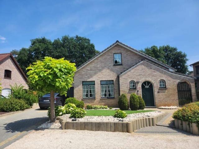 huis te huur met garage en mooie tuin
