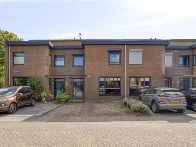 Huis te koop Aalbessenstraat 17 in Almere voor € 500.000