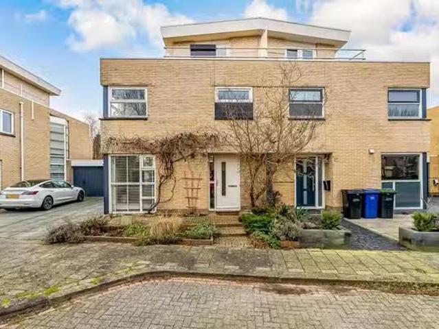 Huis te koop Brommy en Tommystraat 1 in Almere voor € 575.000