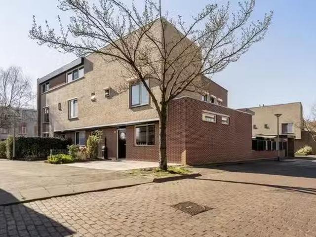 Huis te koop Burgemeester Luijerinksingel 15 in Vlaardingen vo.