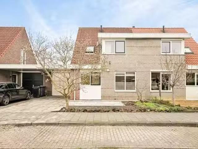 Huis te koop Fluitekruidstraat in Almere voor € 535.000