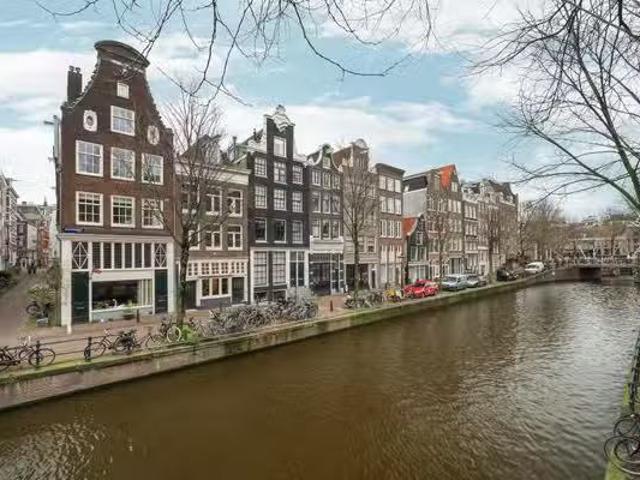 Huis te koop Oudezijds Voorburgwal 84 in Amsterdam voor € 1.35.