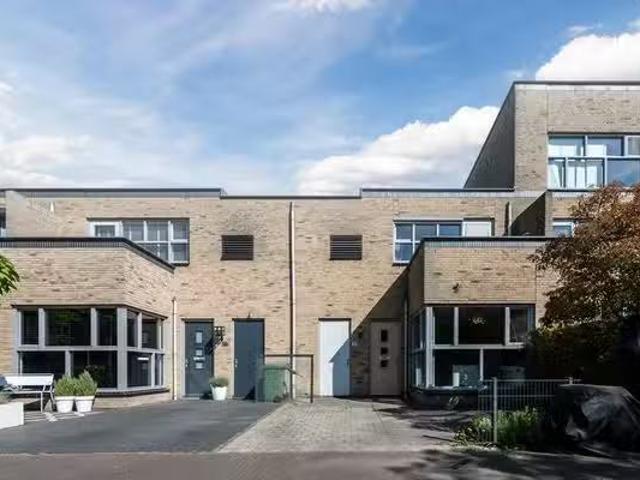 Huis te koop Laan van Wateringse Veld 1598 in Den Haag voor €.