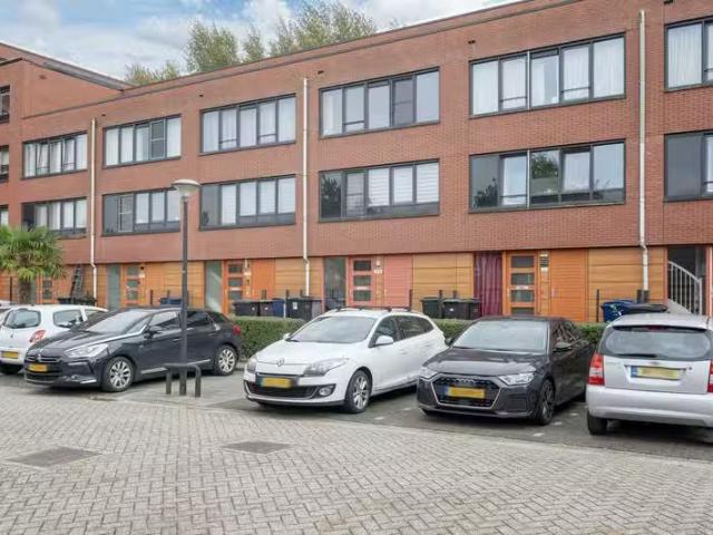 Huis te koop Laan der V. O. C. in Almere voor € 470.000