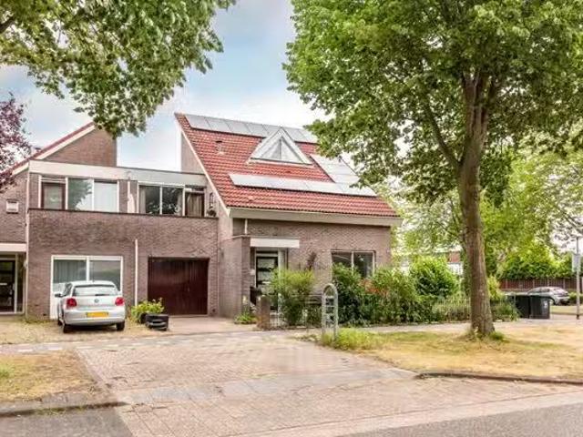 Huis te koop Morellenstraat 10 in Almere voor € 650.000