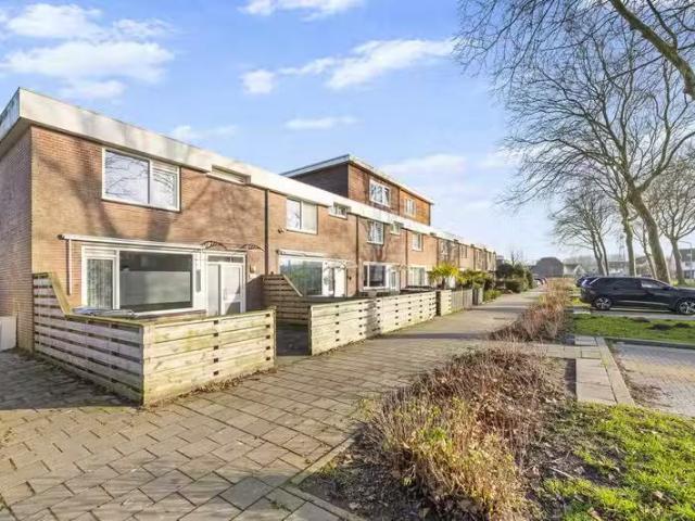 Huis te koop Middelburgweg 1 in Almere voor € 369.500