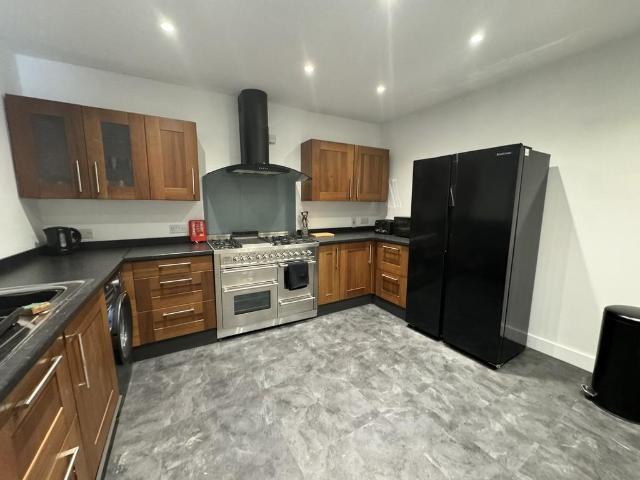 Hulton Street, Failsworth, M35 0AZ, United Kingdom | 5 bed duplex for rent #138251730 | Rentberry