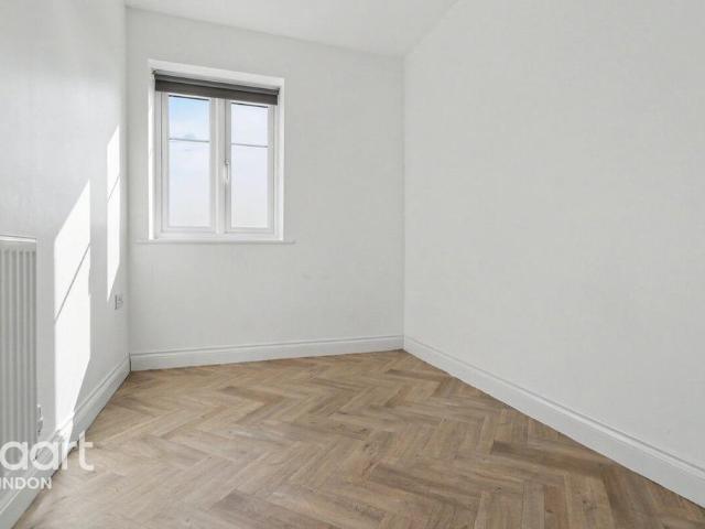 Hull Road, Swindon 4 bed semi detached house to rent £1,550 pcm £358 pw