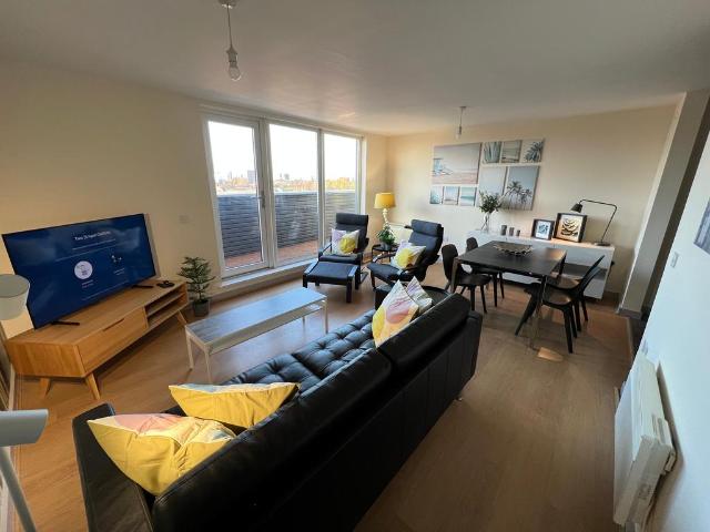 Hulme High Street, Manchester, M15 3 bed apartment to rent £1,900 pcm £438 pw