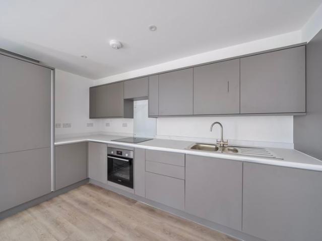 Hurtis Hill, Crowborough TN6, 2 bed flat to rent, £1,300 pcm | PrimeLocation