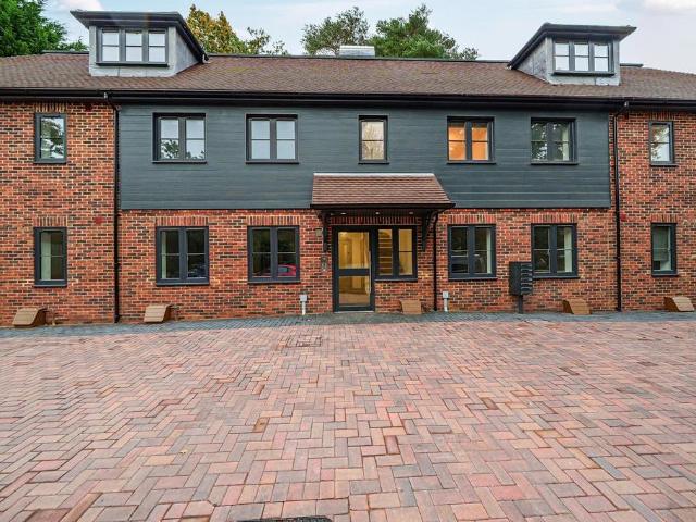 Hurtis Hill, East Sussex, TN6 2 bed flat to rent £1,300 pcm £300 pw