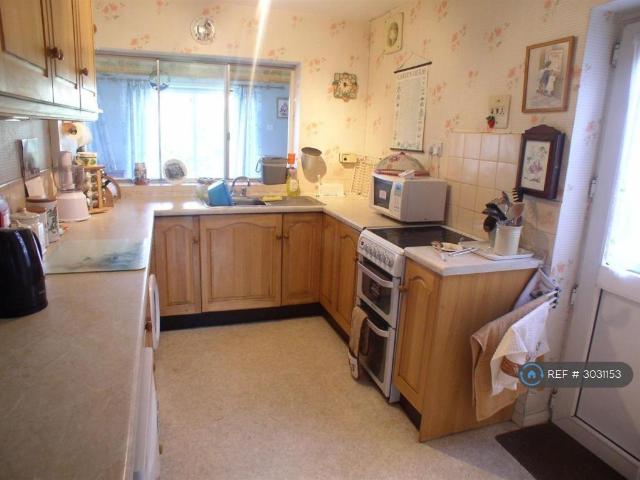 Hurtwood Road, Walton On Thames, KT12 3 bed semi detached house to rent £2,000 pcm £462 pw