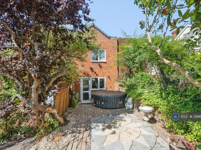 Hurcott Road, Kidderminster, DY10 2 bed terraced house to rent £850 pcm £196 pw