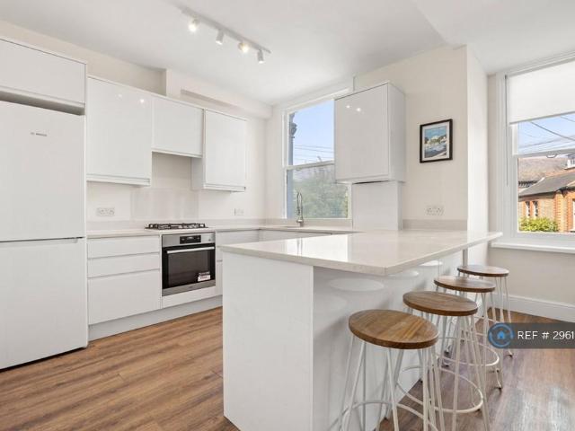 Huron Road, London, SW17 2 bed flat to rent £2,600 pcm £600 pw