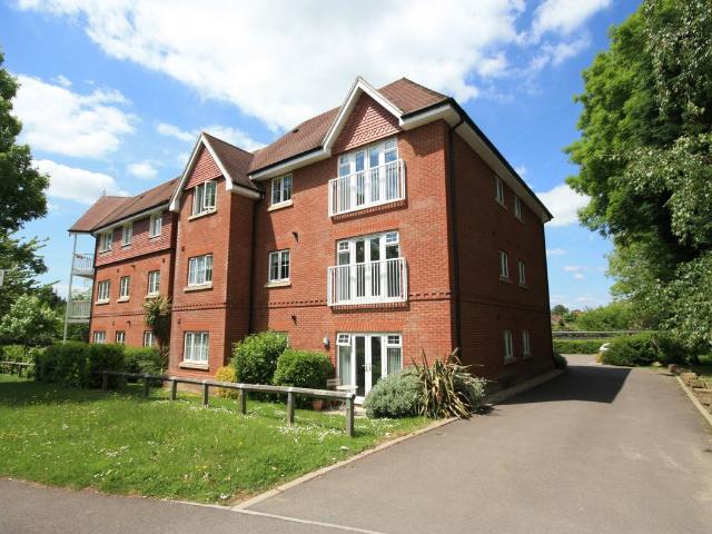 Hurst Court, Horsham, West Sussex RH12, 2 bed flat to rent, £1,600 pcm | PrimeLocation