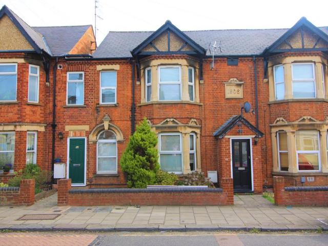 Hurst Grove, Bedford 2 bed apartment to rent £1,000 pcm £231 pw