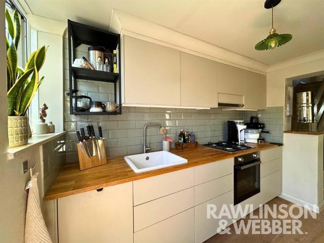 Hurst Lane, East Molesey KT8 2 bed cottage to rent £2,280 pcm £526 pw