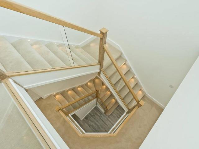 Hurst Road, East Molesey, Surrey, KT8 4 bed semi detached house to rent £5,500 pcm £1,269 pw