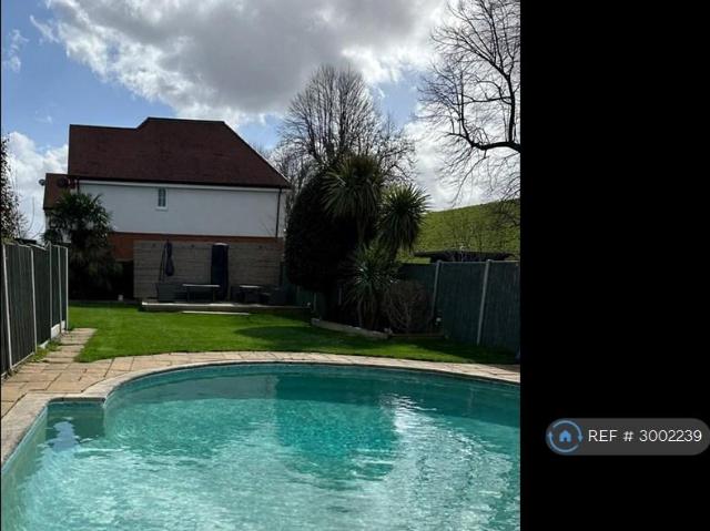 Hurst Road, West Molesey, KT8 4 bed detached house to rent £3,950 pcm £912 pw
