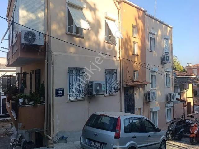 Hüseyin Öziç'den Çeşme Çarşı Yakınında Satılık2+1 Balkonlu Daire