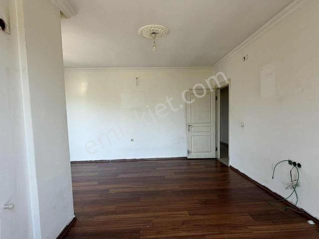 Hüsnü Karakaş Mahallesi Havuzlu Site İçerinde Kiralık Daire