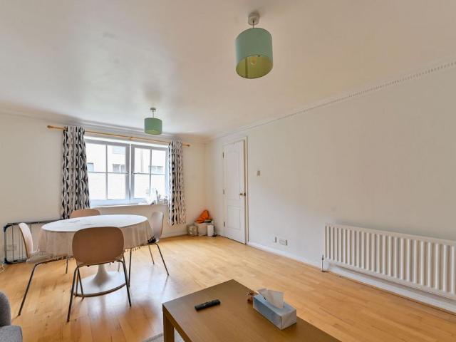 HUTTON COURT, 4 BEDSER CLOSE, LONDON. 2 bed flat to rent £2,650 pcm £612 pw