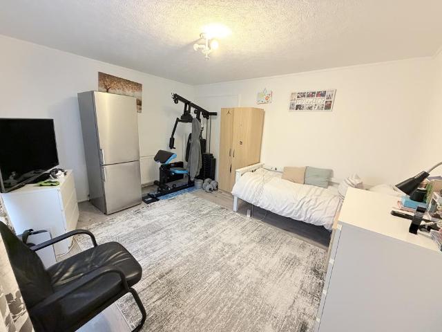 Hutton Gardens, Harrow HA3 3 bed terraced house to rent £2,350 pcm £542 pw